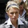 Paris Hilton opouští soud v Los Angeles.