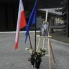 Pieta v Moskvě: Rusové nosí květiny před polskou ambasádu