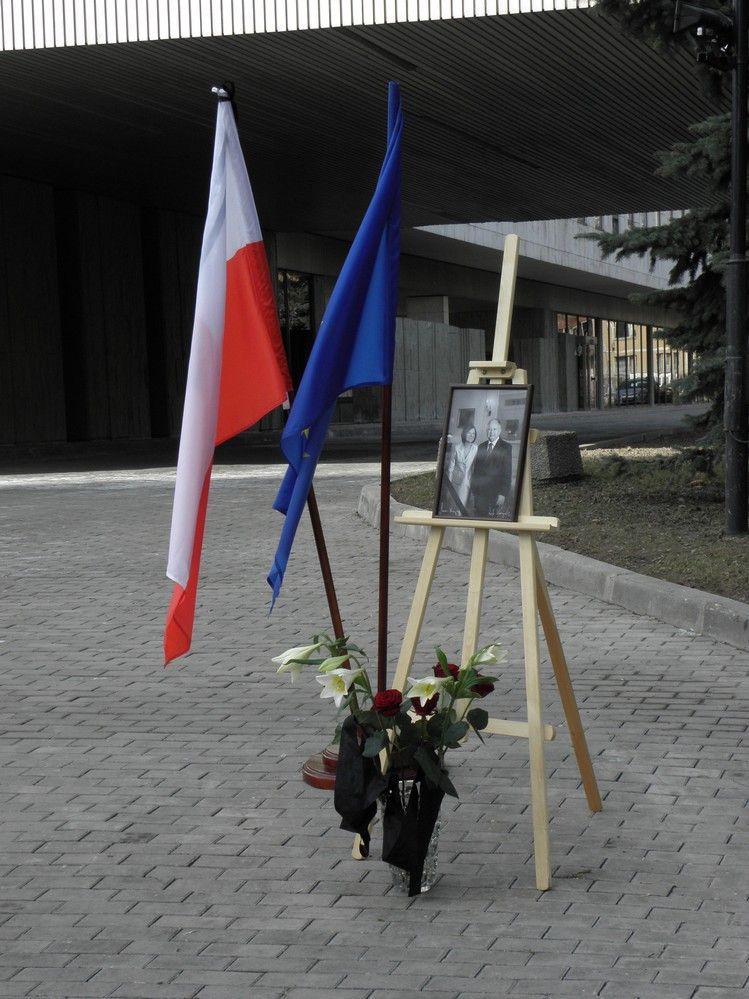 Pieta v Moskvě: Rusové nosí květiny před polskou ambasádu