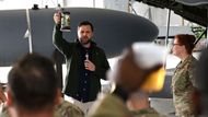 Ramstein, Německo: Americký viceprezident J. D. Vance připíjí vojákům, kteří slouží daleko od domova, a děkuje jim za jejich odvahu i oběti.