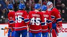 Český brankář Jakub Dobeš (vpravo) slaví s parťáky z Montrealu výhru nad Rangers