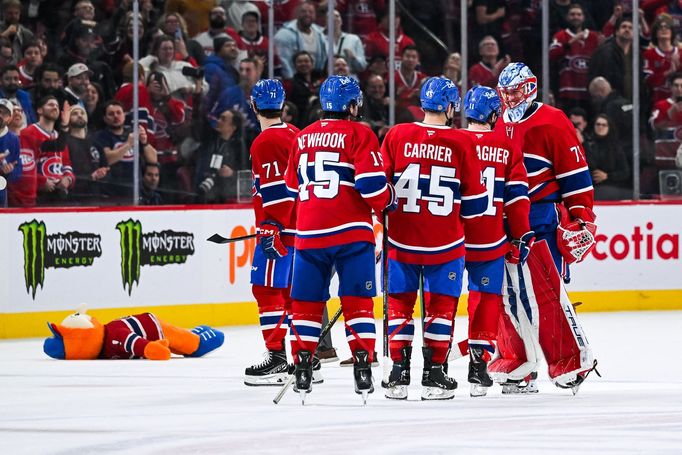 Český brankář Jakub Dobeš (vpravo) slaví s parťáky z Montrealu výhru nad Rangers