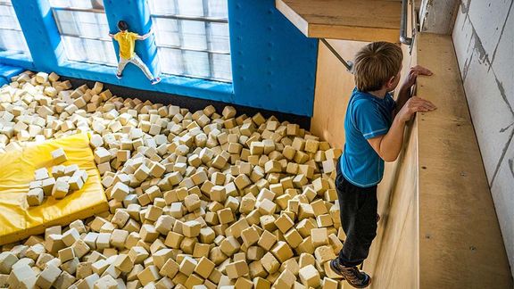 Momentka z dětského kroužku v brněnské In Motion Academy, kdy měli děti za úkol oblézt molitanovou jámu, aniž by do ní spadli.