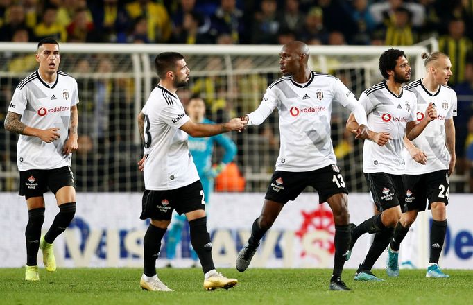 Soccer Football - Super Lig - Fenerbahce vs Besiktas - Sukru Saracoglu Stadium, Istanbul, Turkey - December 22, 2019  Besiktas' Atiba Hutchinson celebrates scoring their