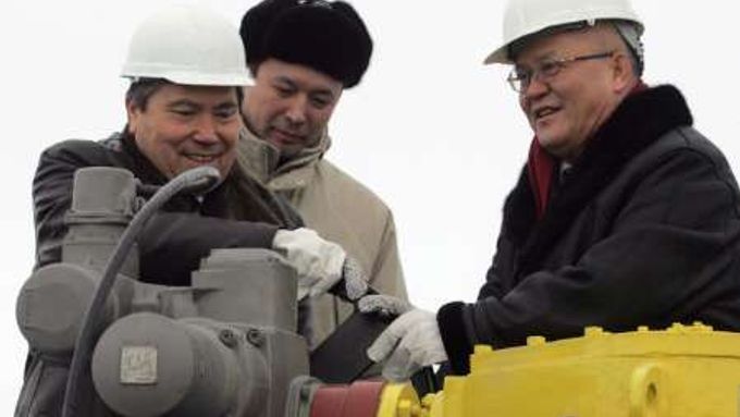 Uzakbai Karabalin, prezident státní firmy KazMunaiGaz (vlevo) a viceprezident čínské National Petroleum Corp (CNPC) Čou ťi Pchin (vpravo) při čtvrtečním slavnostním otevření nového ropovodu v Atasu.