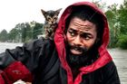 Fotka muže a jeho kotěte, které zachránil před hurikánem Florence, dojímá internet