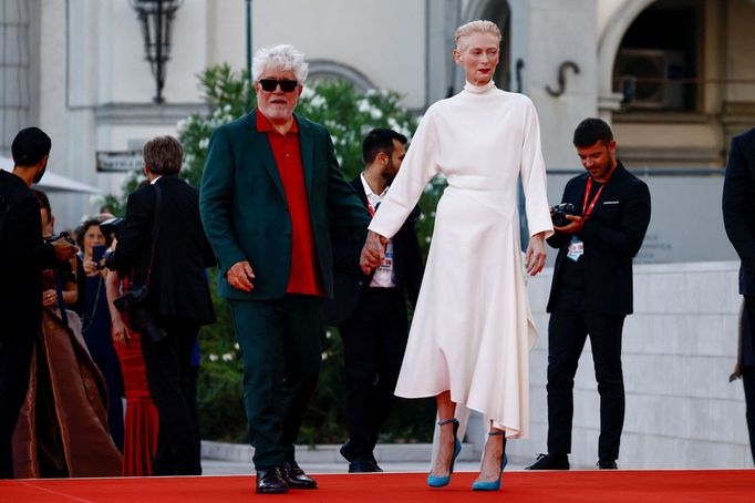 Režisér Pedro Almodóvar a herečka Tilda Swinton na benátském festivalu.