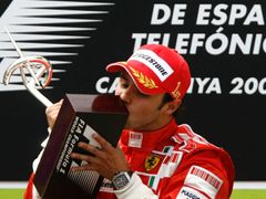 Felipe Massa líbá trofej pro vítěze Velké ceny Španělska.