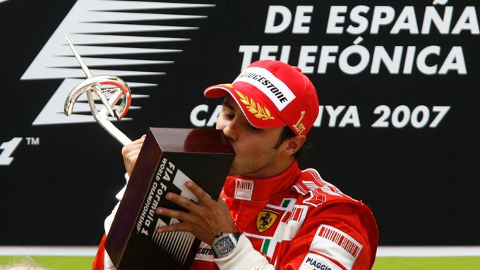 Massa v Barceloně vyhrál, v čele je nováček Hamilton