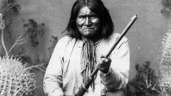 Geronimo na slavné fotografii pořízené v roce 1887 Benem Wittickem