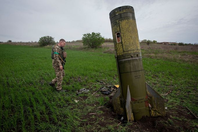 Ukrajinský voják u zbytků ruské rakety.