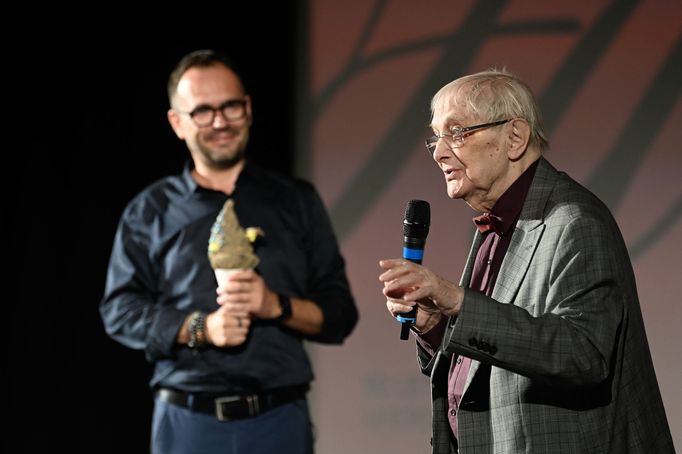 Herec Josef Kubáník a Jiří Suchý na Letní filmové škole.