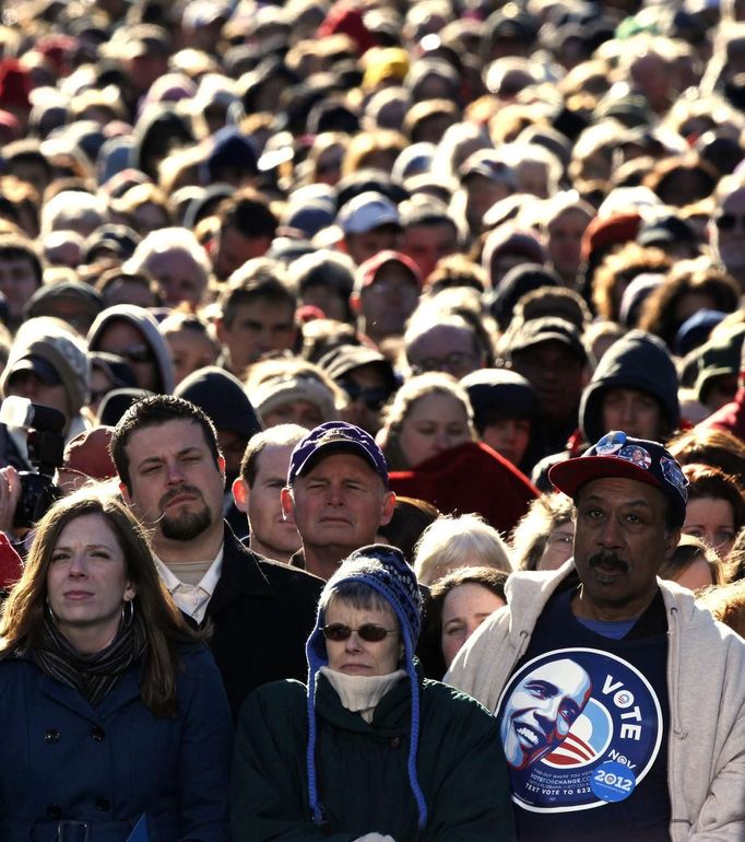 Audience members wait for the arrival on stage of U.S. President Barack Obama at State Capitol Square in Concord, New Hampshire, November 4, 2012. REUTERS/Larry Downing (UNITED STATES - Tags: POLITICS ELECTIONS USA PRESIDENTIAL ELECTION) Published: Lis. 4, 2012, 8:29 odp.