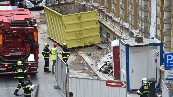 Policie stíhá dva lidi kvůli zřícení budovy v Praze, při němž se zranili tři dělníci; Zdroj foto: ČTK