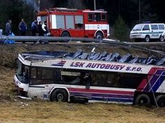 Při nehodě autobusu zemřelo 20 lidí