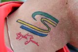 Senna je dodnes živoucí legendou, což dokazuje toto tetování na krku jednoho z italských fanoušků.