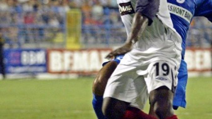 Darcheville bojuje o míč s Kaludjerovičem - Zeta Golubovci - Glasgow Rangers 0:1.