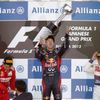 Sebastian Vettel si pohrává s trofejí za vítězství ve VC Japonska, vedle něj Felipe Massa a Kamui Kobajaši