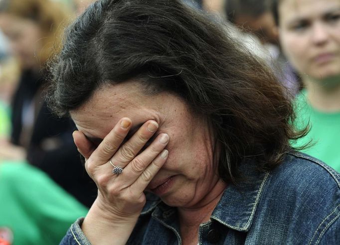 A woman cries as she listens to a speech during a rally in support of the miners locked in the Pozo Candin mine, in Tuilla, near Oviedo, northern Spain, June 16, 2012. Five miners have locked themselves up at the mine in protest at the government's proposal to decrease funding for coal production. REUTERS/Eloy Alonso (SPAIN - Tags: CIVIL UNREST BUSINESS EMPLOYMENT ENERGY) Published: Čer. 16, 2012, 5:26 odp.