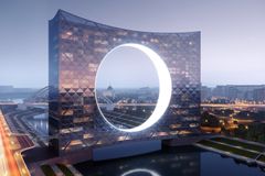 Futuristická budova v Kazachstánu připomíná slunce, vypadá jako prostřelená dělem
