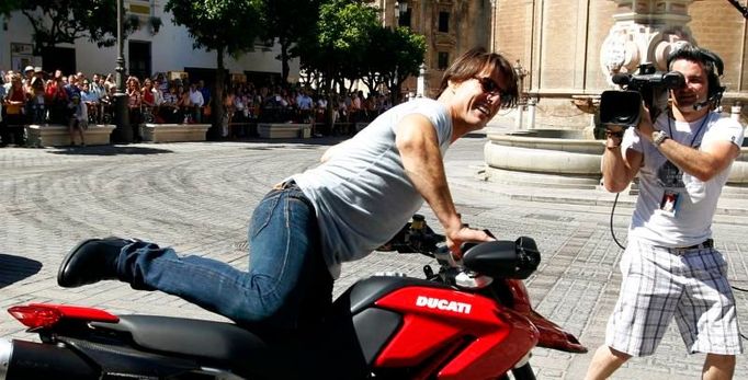 Tom Cruise předvádí scénu z nového filmu Knight and Day