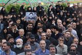Reuters nicméně upozorňuje, že jakkoli se podle státní televize v Tabrízu shromáždil početný dav lidí, někteří pozorovatelé si všímají ostrého kontrastu, pokud jde o zármutek íránské veřejnosti, ve srovnání s dřívějšími vzpomínkovými akcemi po úmrtích jiných významných postav islámské republiky za 45 let její existence.