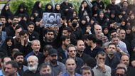 Reuters nicméně upozorňuje, že jakkoli se podle státní televize v Tabrízu shromáždil početný dav lidí, někteří pozorovatelé si všímají ostrého kontrastu, pokud jde o zármutek íránské veřejnosti, ve srovnání s dřívějšími vzpomínkovými akcemi po úmrtích jiných významných postav islámské republiky za 45 let její existence.