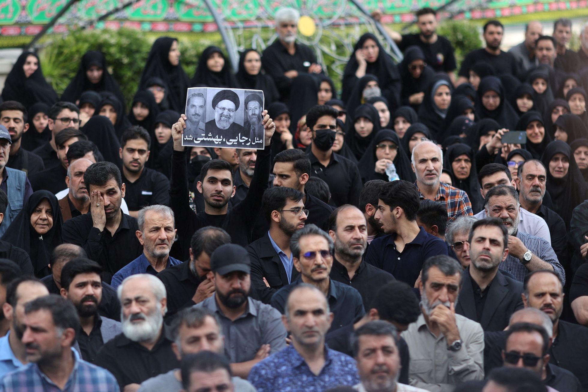 Lidé se shromažďují v Teheránu, aby truchlili za zesnulého íránského prezidenta Ebrahima Raisiho.