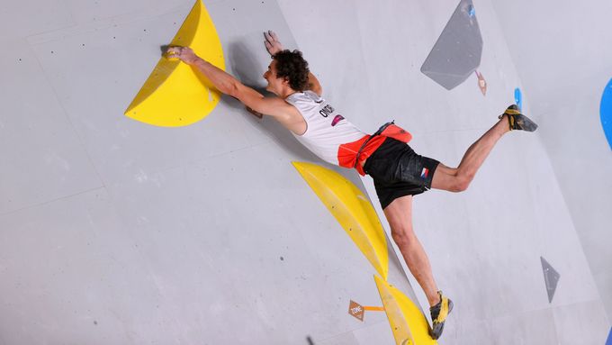 Adam Ondra, český lezecký idol, při premiéře svého sportu na olympiádě letos v Tokiu