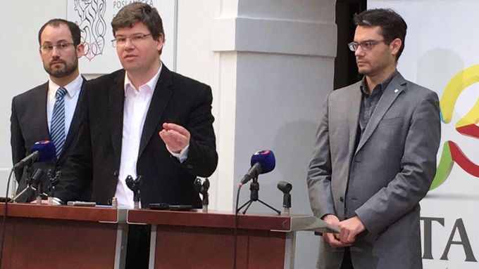Europoslanec Jiří Pospíšil (uprostřed) na tiskové konferenci Starostů a nezávislých.