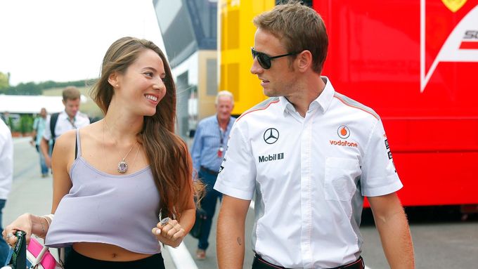Jenson Button se i v Maďarsku pochlubil svojí krásnou přítelkyní Jessicou Mičibataovou. Na další fotografie ze zákulisí Hungaroringu se podívejte v galerii.