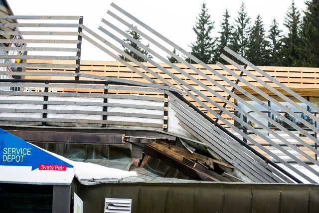 Ve Špindlerově Mlýně se zřítilo nástupiště na lanovku