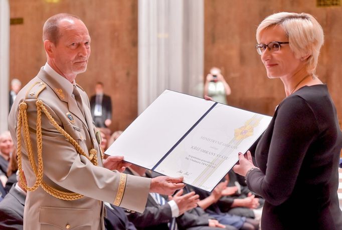 2018 - brigádní generál Vladimír Trněný při předávání vyznamenání Kříž obrany státu ministerstva obrany ČR z rukou tehdejší ministryně obrany Karly Šlechtové.