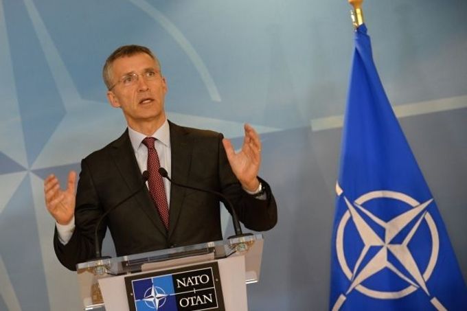 Generální tajemník NATO Jens Stoltenberg hovoří 3. března 2015 na tiskové konferenci po setkání se slovenským prezidentem Andrejem Kiskou.