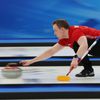 Magnus Nedregotten v zápase smíšených dvojic v curlingu Česko - Norsko na ZOH 2022