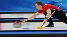 Magnus Nedregotten v zápase smíšených dvojic v curlingu Česko - Norsko na ZOH 2022