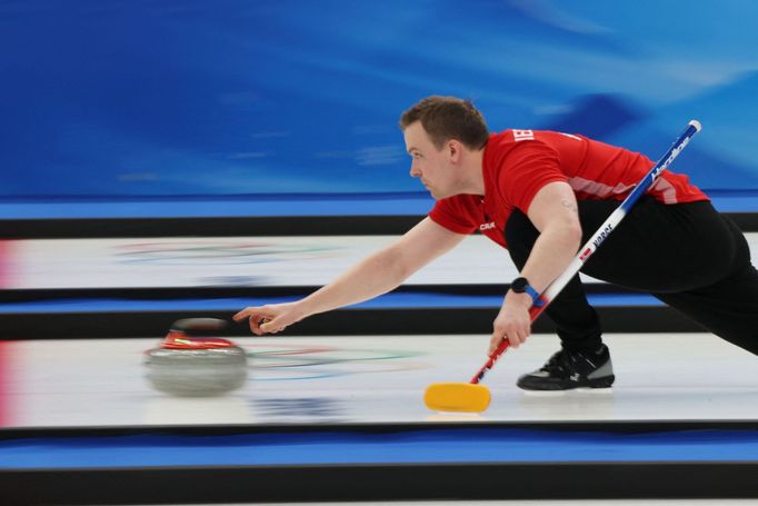 Magnus Nedregotten v zápase smíšených dvojic v curlingu Česko - Norsko na ZOH 2022