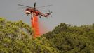 A helicopter drops retardant on a wildfire in the Gila National Forest, New Mexico, in this handout photo made available on June 4, 2012. Firefighters battling New Mexico's largest-ever blaze gained ground on Sunday and officials said they would begin to allow evacuated residents to return home on Monday. REUTERS/Kari Greer/InciWeb/United States Forest Service/Handout (UNITED STATES - Tags: ENVIRONMENT DISASTER) FOR EDITORIAL USE ONLY. NOT FOR SALE FOR MARKETING OR ADVERTISING CAMPAIGNS. THIS IMAGE HAS BEEN SUPPLIED BY A THIRD PARTY. IT IS DISTRIBUTED, EXACTLY AS RECEIVED BY REUTERS, AS A SERVICE TO CLIENTS Published: Čer. 5, 2012, 12:27 do