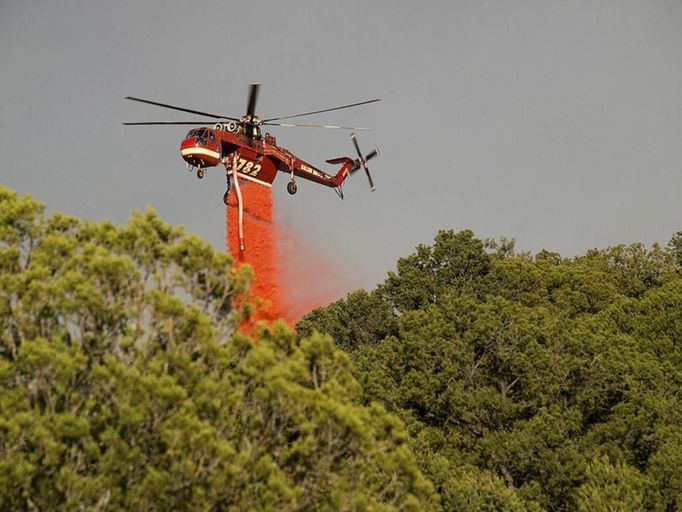 A helicopter drops retardant on a wildfire in the Gila National Forest, New Mexico, in this handout photo made available on June 4, 2012. Firefighters battling New Mexico's largest-ever blaze gained ground on Sunday and officials said they would begin to allow evacuated residents to return home on Monday. REUTERS/Kari Greer/InciWeb/United States Forest Service/Handout (UNITED STATES - Tags: ENVIRONMENT DISASTER) FOR EDITORIAL USE ONLY. NOT FOR SALE FOR MARKETING OR ADVERTISING CAMPAIGNS. THIS IMAGE HAS BEEN SUPPLIED BY A THIRD PARTY. IT IS DISTRIBUTED, EXACTLY AS RECEIVED BY REUTERS, AS A SERVICE TO CLIENTS Published: Čer. 5, 2012, 12:27 do