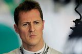 Zamyšlená tvář Michaela Schumachera. V tréninku byl šestý, dokáže vyladit formu na neděli?