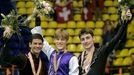 Tomáš Verner na stupních vítězů. Stříbro získal Švýcar Stephane Lambiel a bronz Brian Joubert z Francie(vpravo).