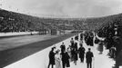 Davy lidí proudí na olympijském stadiónu v Řecku v roce 1896.