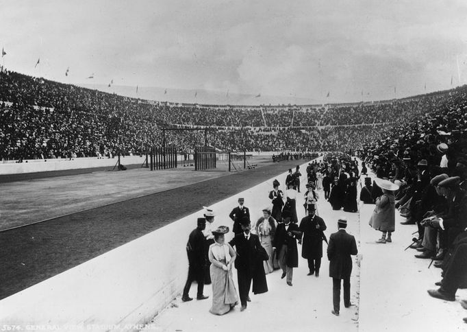 Davy lidí proudí na olympijském stadiónu v Řecku v roce 1896.