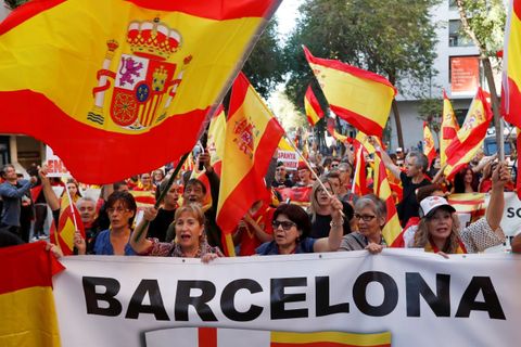Chceme jednotné Španělsko. V Barceloně demonstrovaly statisíce odpůrců nezávislosti Katalánska