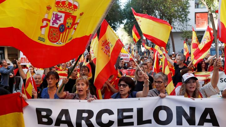 V Barceloně vyšli do ulic zastánci jednotného Španělska. Bylo jich jen pár stovek