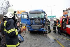D2 ve směru na Slovensko stojí, zablokoval ji kamion