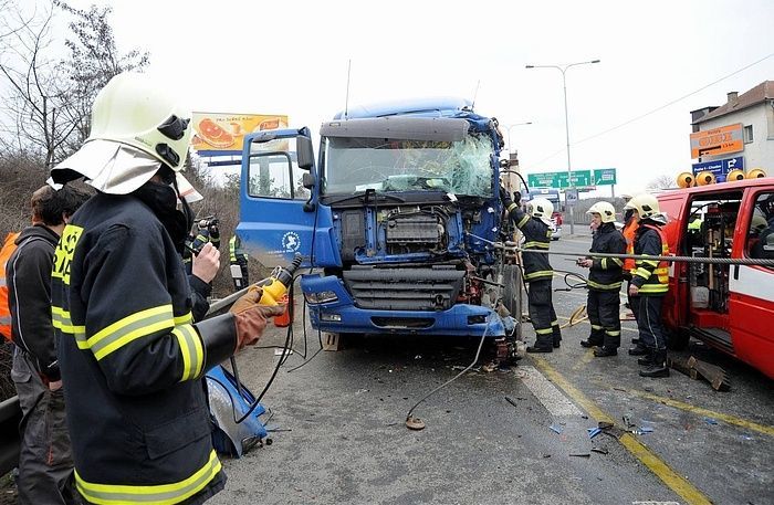 Hasiči likvidují nehodu kamionu na dálnici
