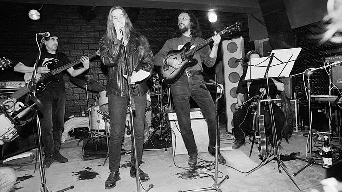 Kapela Půlnoc založená Milanem "Mejlou" Hlavsou na koncertu, jímž 17. listopadu 1991 zahájil provoz dnes již neexistující pražský rockový klub Bunkr.