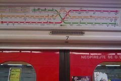 Metro zahltila nelegální reklama, odstranění je drahé