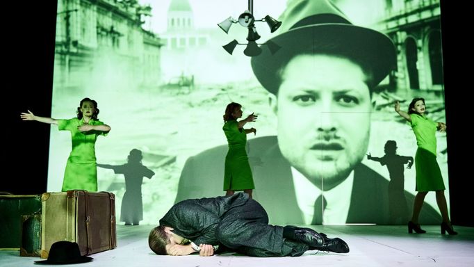 Z inscenace Projekt Manhattan v Divadle pod Palmovkou.